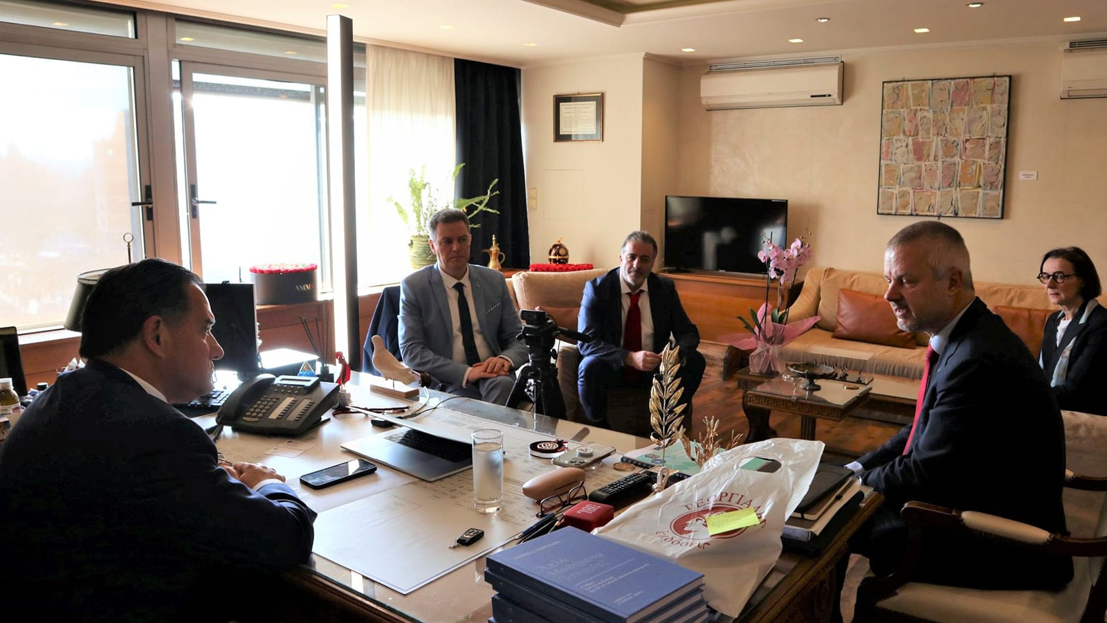 Άδωνις Γεωργιάδης Υπουργός Ανάπτυξης και Επενδύσεων (από αριστερά)  Γιώργος Καπανταϊδάκης CEFIC Public Affairs Director, Βασίλης Γούναρης Αντιπρόεδρος ΣΕΧΒ, Annick Meerschmann CEFIC Innovation Director, Marco Mensink CEFIC General Director
