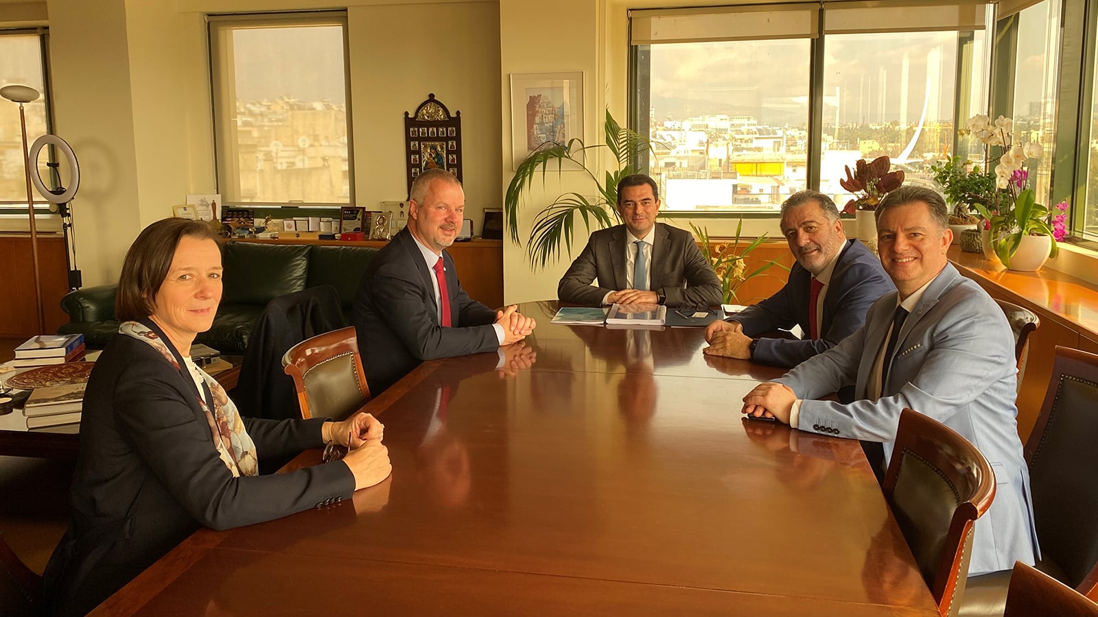 (από αριστερά) Annick Meerschmann CEFIC Innovation Director, Marco Mensink CEFIC General Director, Κώστας Σκρέκας Υπουργός Περιβάλλοντος και Ενέργειας, Βασίλης Γούναρης Αντιπρόεδρος ΣΕΧΒ, Γιώργος Καπανταϊδάκης CEFIC Public Affairs Director